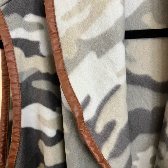 Simply Southern Camo print with faux leather trim vest with pockets - Picture 7 of 7